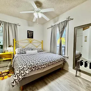  Holiday home With 2 Bedrooms A King Bed Queen Bed And An Extra Sofa Bed Located 10 Minutes From Seatac Airport And 20 Minutes From Downtown